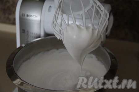 Взбивать белковую массу до стойких пиков.