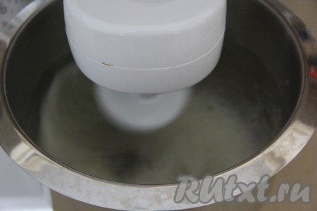 Хорошо охлаждённые белки влить в абсолютно сухую чашу миксера, добавить соль и лимонный сок, взбить до пышной пены с помощью миксера.