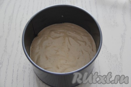 Тесто для приготовления бисквита получится воздушным и не очень густым, выложить его в форму для выпечки диаметром 24-26 см (дно формы желательно предварительно застелить пергаментом). Я решила испечь 2 небольших тортика и разлила тесто по двум формам диаметром 12 см. Выпекать бисквит в духовке, разогретой до 190 градусов, примерно 25-30 минут. Готовность проверьте, проколов бисквит сухой зубочисткой. Если зубочистка и после прокола выпечки осталась сухой, значит доставайте бисквит из духовки. 