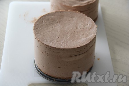 Поставить формы с тортом в холодильник на ночь. У меня получилось 2 высоких тортика диаметром 12 см. Из указанных в рецепте ингредиентов можно сделать один большой торт, но он не будет таким высоким.
