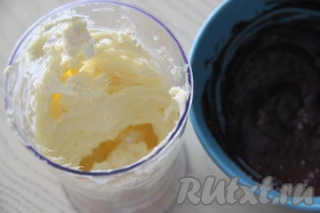 Шоколад растопить на водяной бане (или в микроволновке). Мягкое сливочное масло взбить миксером в течение пары минут. 