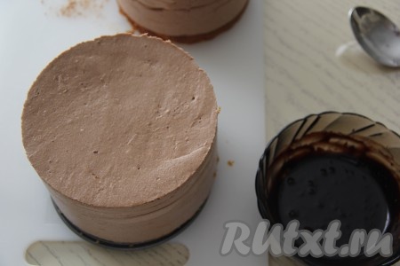 Снять бортики формы и переложить торт на тарелку. Шоколад растопить на водяной бане.