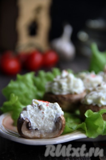 Такая быстрая и вкусная закуска станет украшением и повседневного ужина, и праздничного стола. Запечённые шляпки шампиньонов получаются сочными, они очень хорошо сочетаются с нежным творожным сыром. Просто и вкусно, попробуйте!