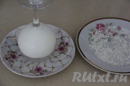 Всыпать кокосовую стружку в тарелку. Обмакнуть край фужера с застывшим десертом в сироп или в воду, а затем в кокосовую стружку.