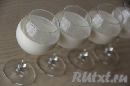 А затем влить желатиново-молочную смесь в чашу блендера с творожно-сметанной смесью и тщательно перемешать (или пробить погружным блендером). Разлить получившийся десерт по фужерам (я разливала по 4 фужерам).