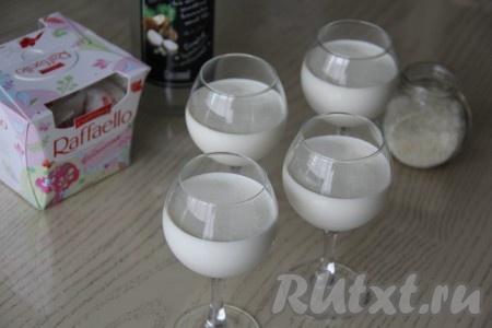 Поставить фужеры в холодильник до полного застывания. У меня творожный десерт "Снежок" застыл за 4 часа.