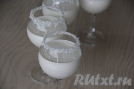 В каждый фужер положить по конфетке рафаэлке, как комочек снега.