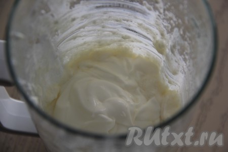 Пробить смесь творога, сметаны и сахара погружным блендером до однородного состояния.