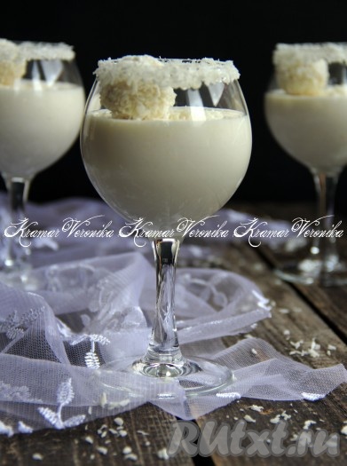 Вот такой порционный десерт "Снежок" получился у меня. Уверена, это белоснежное, нежнейшее лакомство понравится и вам, и вашим близким!