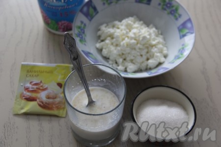 Желатин всыпать в холодное молоко, перемешать и оставить набухать на 15 минут.