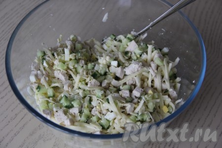 Салат посолить и перемешать.