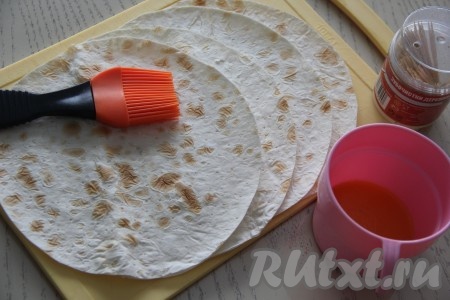 Лаваш нарезать на кружочки диметром, примерно, 13-15 см.