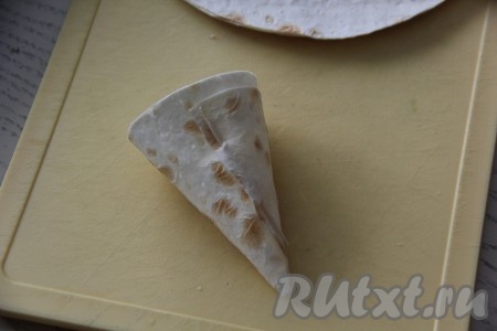 Свернуть из каждого такого полукруга кулёчек и скрепить край зубочисткой.