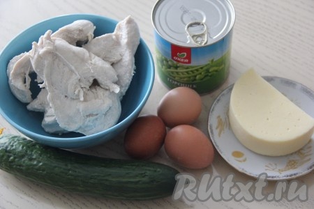 Для начала нужно приготовить начинку, у нас салат с курицей и свежим огурцом, но вы можете придумать свой вариант начинки. Куриное филе сварить в подсоленной воде до готовности (варим 30-35 минут с момента закипания воды) и остудить. Яйца сварить вкрутую (варим 8-10 минут с момента закипания воды), остудить и очистить.