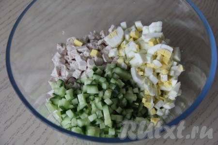 Курицу, огурец и яйцо нарезать на кубики, выложить в миску, добавить сюда же натёртый сыр.