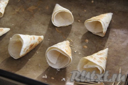 Запекать кулёчки в разогретой духовке при температуре 220 градусов, примерно, 7-10 минут (до золотистого цвета).