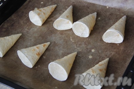 Выложить кулёчки (у меня получилось 8 штук) на противень, застеленный пергаментом. Смазать кулёчки из лаваша сверху взбитым желтком (я слегка разбавила желток водой).