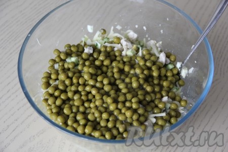 Добавить зелёный консервированный горошек.