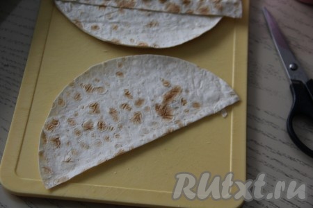 Каждый круг разрезать на две части (полукруг).