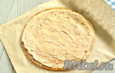 На первый блин выложить второй блинчик, также смазать его желтком, затем - третий блин, его тоже нужно смазать желтком, выложить сверху четвёртый блинчик, смазать частью соуса из майонеза, смешанного с кетчупом.