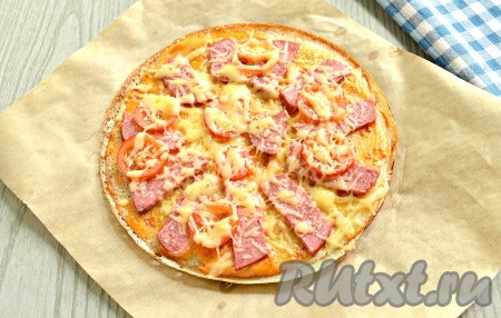 Заготовки блинных пицц отправить в разогретую до 180 градусов духовку на 5-7 минут.