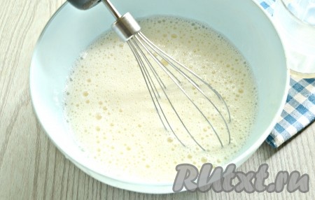 В яичную массу тонкой струйкой влить кипяток, непрерывно перемешивая яичную массу миксером. Следом влить свежее молоко из холодильника, вновь перемешать.
