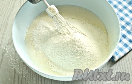 В яично-молочную массу просеять пшеничную муку, перемешать до получения однородного блинного теста без комочков. Блинное тесто получится жидким. Блины из такого теста будут тонкими.