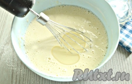 В получившееся тесто влить пару столовых ложек растительного масла, перемешать. Дать постоять тесту 5-10 минут.
