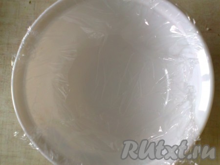 Дно глубокой миски (у меня салатница) застелить пищевой плёнкой.