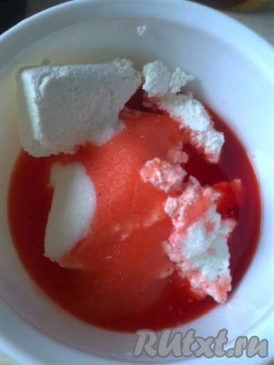 Меньшую часть разбухшего желатина добавить&nbsp;в сок, поставить на средний огонь и, помешивая, довести его до полного растворения, не давая ему закипеть, снять с огня. Творог&nbsp; поместить в отдельную миску (если творог суховат, то добавьте немного сметаны), добавить сахар, сок с желатином.
