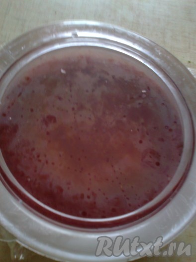 Накрыть форму с клубнично-творожным желе и поставить в холодильник до полного застывания (примерно, на 2-3 часа).