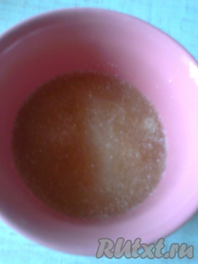 Желатин надо поместить в небольшую ёмкость (можно взять две ёмкости для 10 грамм и 15 грамм желатина отдельно), залить 50 мл холодной кипячёной воды и оставить минут на 15, чтобы желатин набух.