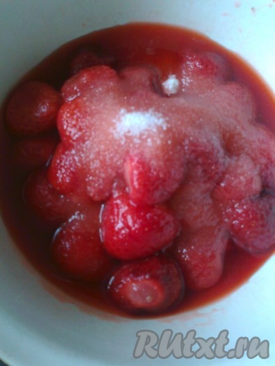 Клубнику можно использовать свежую или замороженную. Если используете замороженную клубнику, её надо сначала оставить на 1-2 часа для разморозки, затем слить 100 мл сока, а 350 грамм ягод поместить в миску, добавить сахар и взбить блендером до полного растворения сахара. Если используете свежую клубнику, тогда вымойте её, а затем просто взбейте ягоды с сахаром блендером и 100 мл пюре используйте в творожную массу. 