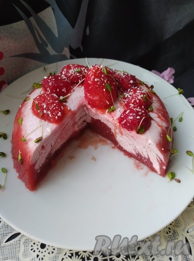 Вот так вкусное и нарядное клубнично-творожное желе выглядит в разрезе.