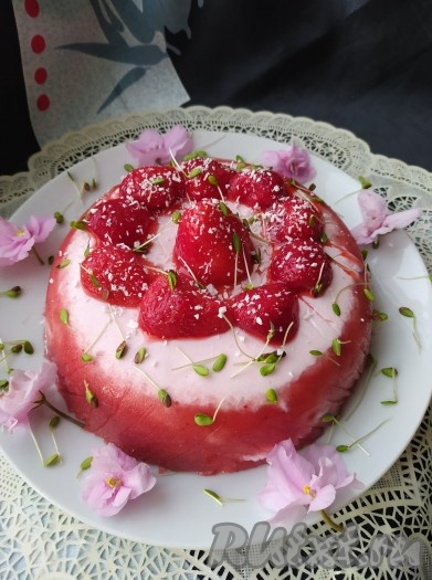 Сверху украсить желе ягодами, микрогрином, кокосовой стружкой или на ваш вкус.