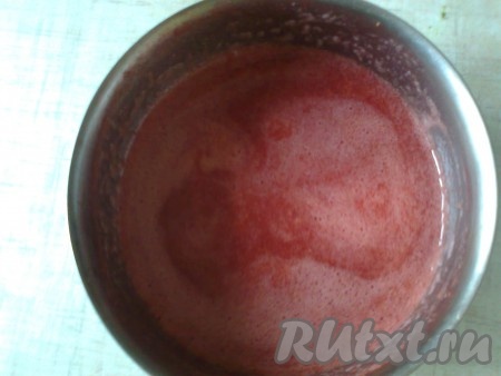 Набухший желатин надо разделить на 2 части - большую и меньшую (или можно отдельно замочить 10 грамм и 15 грамм желатина). Большую часть разбухшего желатина  добавить в клубничное пюре с сахаром и, помешивая, довести его до полного растворения на среднем огне, не давая ему закипеть.