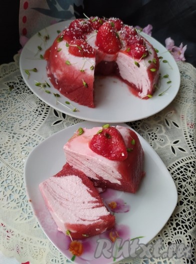 Вот так вкусное и нарядное клубнично-творожное желе выглядит в разрезе.