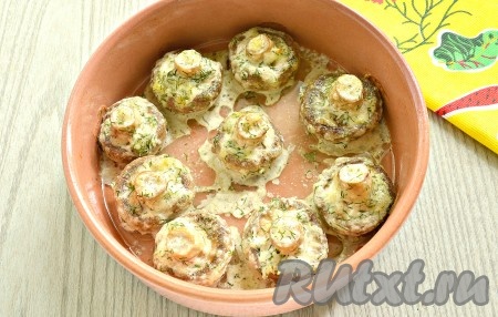 В разогретой до 180 градусов духовке запекать шампиньоны с майонезом и чесноком 30-35 минут. За время готовки шампиньоны уменьшатся в размере.