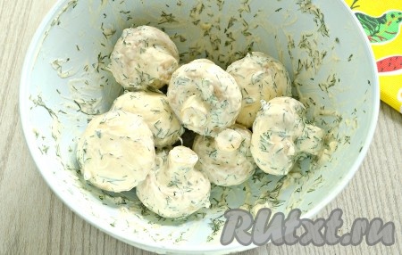 Шампиньоны выложить в широкую ёмкость, добавить подготовленный соус, аккуратно перемешать. Каждый гриб должен покрыться со всех сторон чесночно-майонезным соусом.