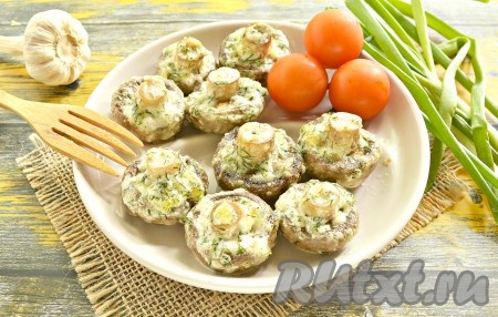 Сочные, аппетитные шампиньоны, запечённые в духовке в майонезе с чесноком, сразу подавайте на стол. В охлаждённом виде вкус таких грибочков тоже хорош!