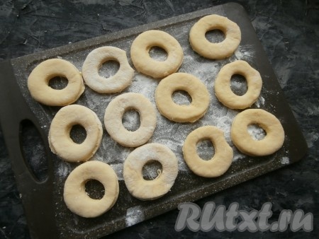 Таким же образом подготовить все заготовки пончиков.