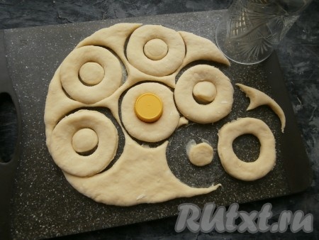 Стаканом вырезать из теста кружочки, серединку вырезать крышечкой от любой пластиковой бутылки.