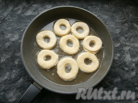 Достаточное количество растительного масла разогреть в сковороде, выложить часть заготовок.