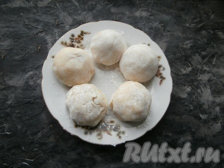 Аккуратно, поднимая кверху края рисовой лепёшки, соединить их в центре, формируя шарик. Таким же образом слепить всё пирожные "Моти", кисточкой удалить лишний крахмал и выложить их на тарелку.