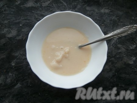 Смесь перелить в подходящую для СВЧ миску и отправить в микроволновку на 1 минуту при мощности 700-750 Ватт. Смесь начнёт густеть.