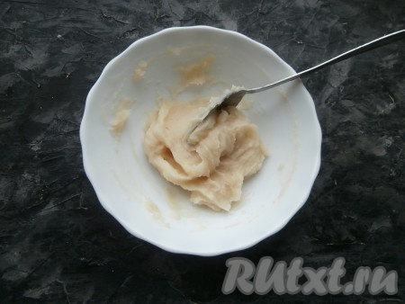 Готовить тесто в микроволновке ещё 30-60 секунд (смотрите по густоте теста). Тесто должно стать очень густым, вязким, похожим на тесто для заварных пирожных, в которое ещё не добавлялись яйца.