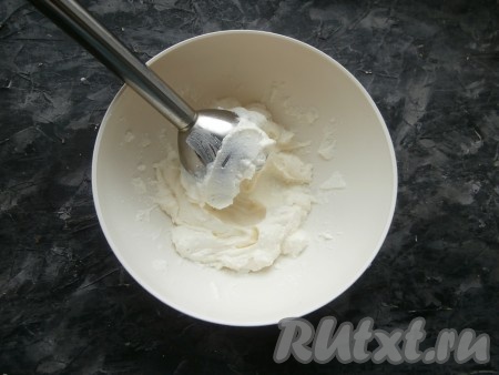 Погружным блендером измельчить творог с сахаром до гладкой, однородной массы.