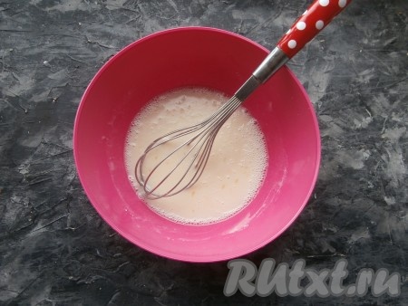 Тщательно венчиком перемешать до однородности. Оставить смесь на 10 минут.