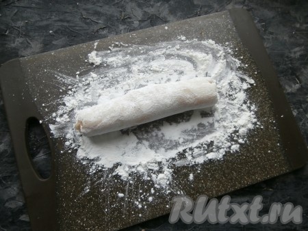 Далее на доску (или стол) насыпать кукурузный крахмал (заменять картофельным крахмалом не рекомендуется). Выложить рисовое тесто, скатать его прямо в крахмале колбаской.