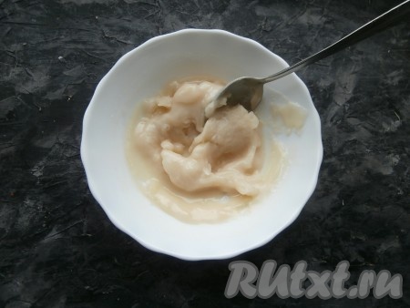 Снова поместить смесь в микроволновку ещё на 1 минуту. Теперь она загустеет больше, снова хорошо перемешать.